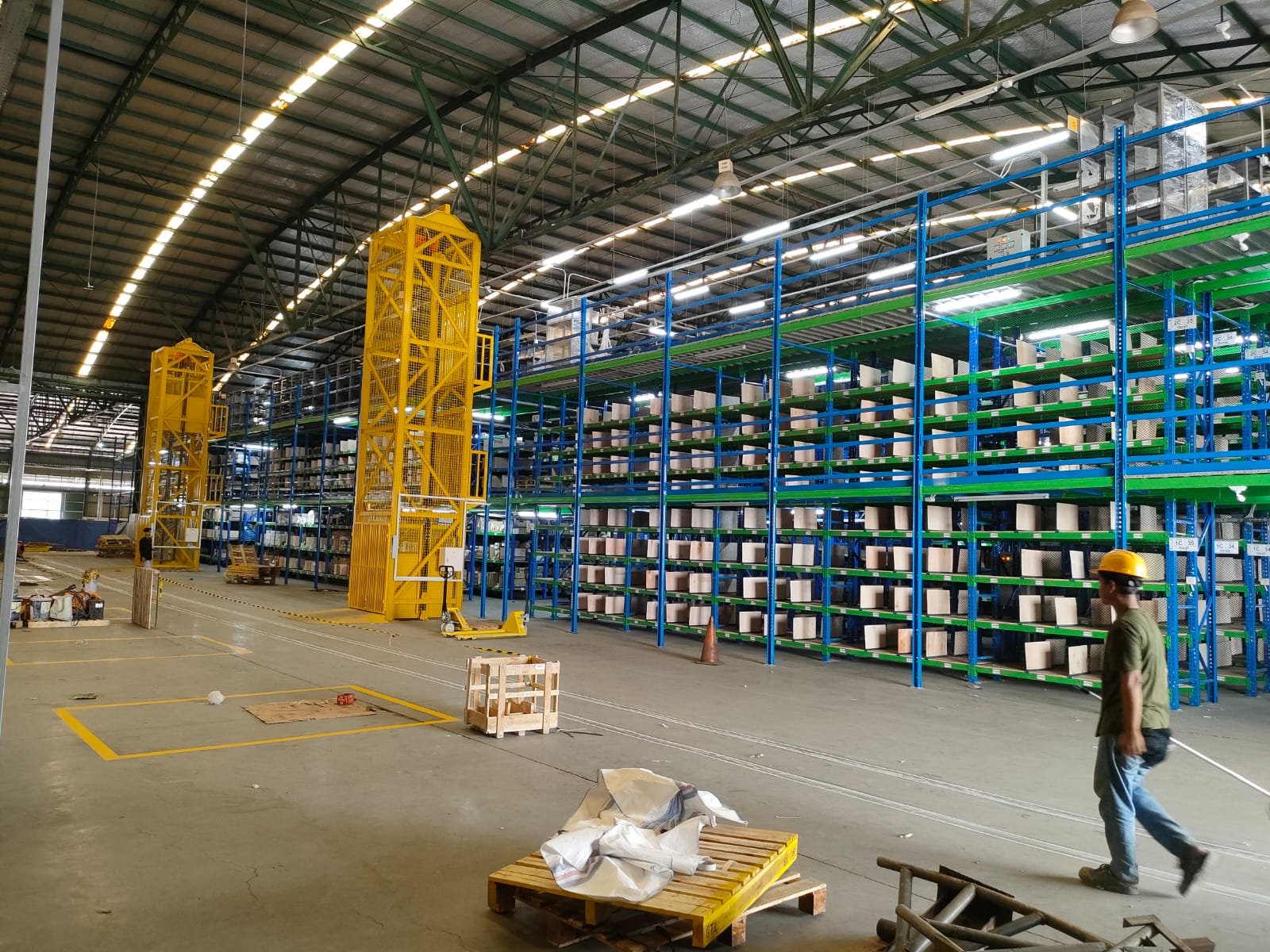 Detail konstruksi mezzanine rak gudang FMCG dengan rangka hijau