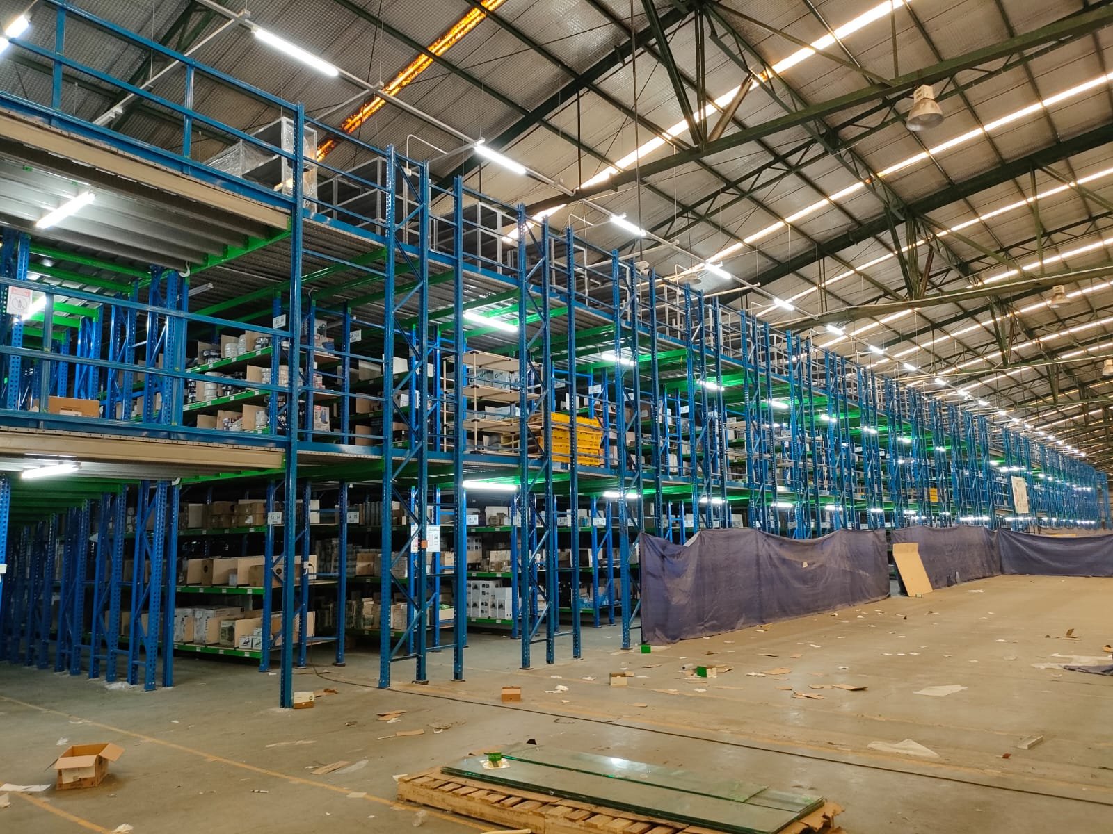 Rak mezzanine gudang FMCG dengan label zona 2B dan 2A